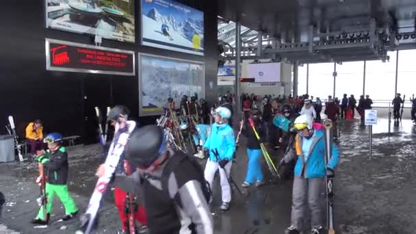 Soelden, Austria - 30 de marzo de 2018: Vista de una popular estación de esquí Soelden en Austria — Vídeos de Stock