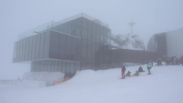 Soelden, Oostenrijk - 30 maart 2018: Weergave van een populair Skigebied Sölden in Oostenrijk — Stockvideo