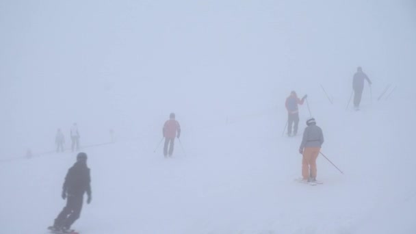 Soelden, Österrike - 30 mars 2018: Utsikt över en populär skidort Soelden i Österrike — Stockvideo