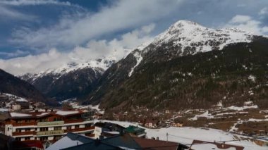 Soelden, Avusturya - 25 Mart 2018: Kışın güzel kasaba Soelden, Avusturya. Zaman atlamalı.
