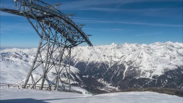 Skilift in den Alpen während der Skisaison. Zeitraffer. — Stockvideo