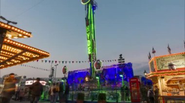 Hannover, Almanya - 18 Nisan 2018: Bahar partisi Hannover Hannover'da genel bir festivaldir. Zaman atlamalı.