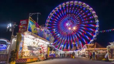 Hannover, Almanya - 18 Nisan 2018: Bahar partisi Hannover Hannover'da genel bir festivaldir. Zaman atlamalı.