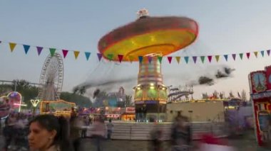 Hannover, Almanya - 18 Nisan 2018: Bahar partisi Hannover Hannover'da genel bir festivaldir. Zaman atlamalı.