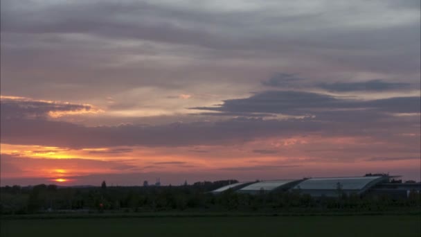 Lente avond en dalen op de voorstad van Hannover — Stockvideo