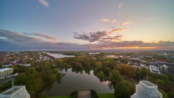 Prachtig silhouet van avond Hannover en enorme kunstmatige meer Maschsee. Duitsland. — Stockvideo