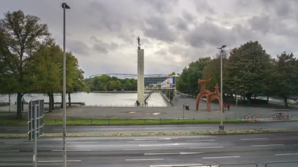 Hannover, Alemanha - 09 de outubro de 2019: Trânsito em uma rua no norte de Maschsee em Hanôver . — Vídeo de Stock