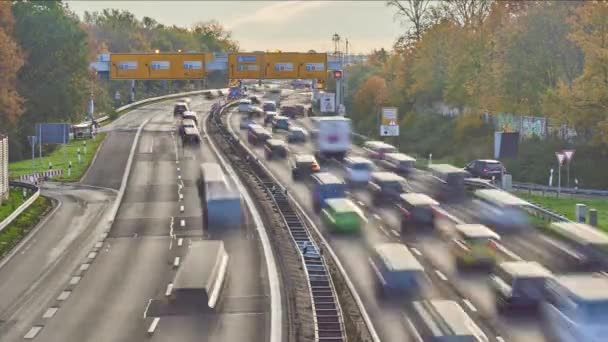 Messeschnellweg, nebo Autobahn37. Během velkých veletrhů je Messeschnellweg v Hannoveru regulován jako jednosměrná ulice v době špičky, takže čtyři pruhy mohou být řízeny jedním směrem jsou. — Stock video