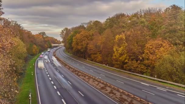 Messeschnellweg, ou Autobahn 37. Durante as grandes feiras comerciais, o Messeschnellweg em Hannover é regulado como uma rua de sentido único nos horários de pico, de modo que quatro pistas podem ser conduzidas em uma direção são . — Vídeo de Stock