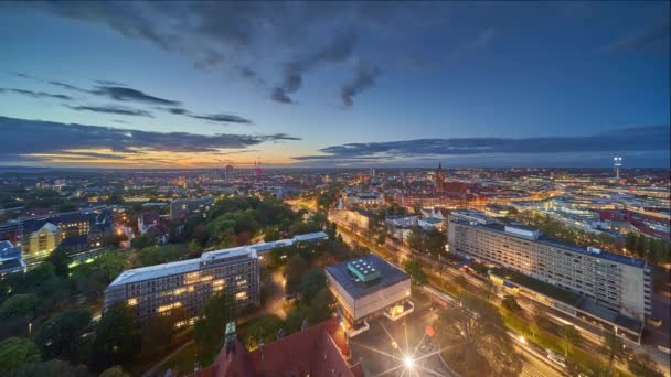 Gyönyörű esti légi kilátás Hannover városképére. Időeltolódás. — Stock videók