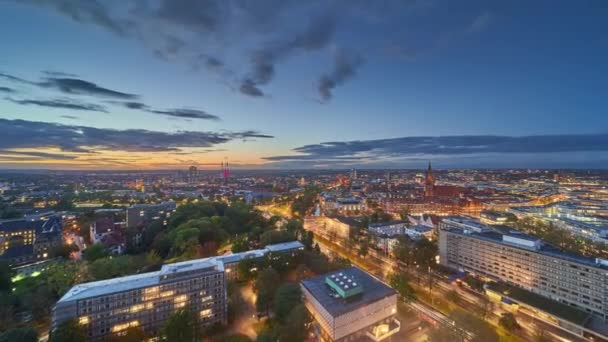 Vacker kväll antenn utsikt över Hannover skyline stadsbild. Tiden går. Zooma in. — Stockvideo