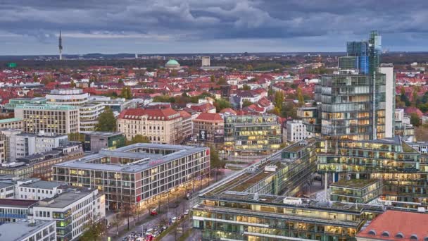 Bela vista aérea da noite da paisagem urbana do horizonte de Hannover. Desfasamento temporal . — Vídeo de Stock