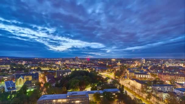 Krásný večerní letecký pohled na panorama města Hannover. Časová prodleva. — Stock video