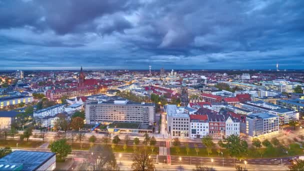 Hermosa vista aérea nocturna del paisaje urbano de Hannover. Caducidad . — Vídeo de stock