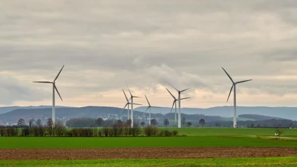 Time lapse di mulini a vento parco agricolo in Bassa Sassonia, Germania . — Video Stock