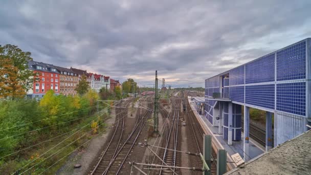 Wieczorem peron kolejowy w Hanowerze. Niemcy. Czas upływa.. — Wideo stockowe