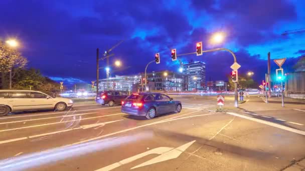 Hannover, Germania - 12 novembre 2019: intenso traffico automobilistico ad un incrocio a Hannover la sera. Scadenza temporale . — Video Stock