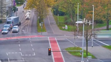 Hannover, Almanya - 12 Kasım 2019: Hannover 'da bir kavşakta yoğun araba trafiği. Zaman aşımı.