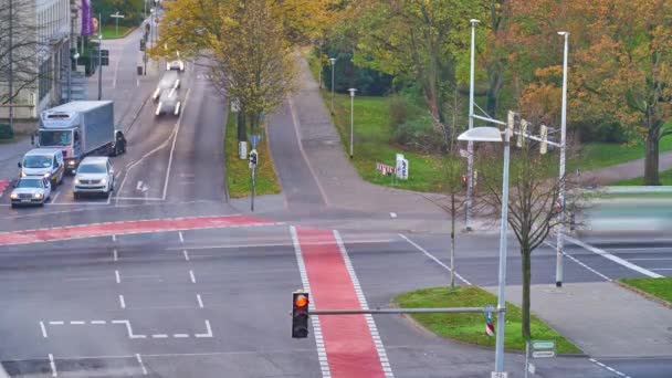 Hannover, deutschland - 12. November 2019: intensiver Autoverkehr an einer Kreuzung in hannover. Zeitraffer. — Stockvideo