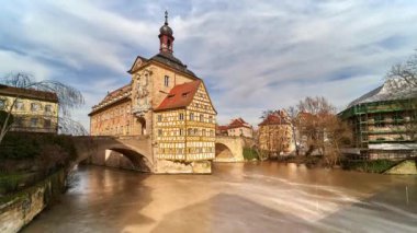 Bamberg. Regnitz nehri üzerinde iki köprüsü olan Eski Bamberg Belediyesi manzarası, Bavyera, Almanya