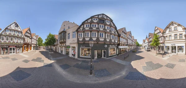 Celle, Duitsland - 01 juni 2009: 360 graden panoramisch uitzicht op historische vakwerkhuizen in de oude stad Celle, Duitsland — Stockfoto