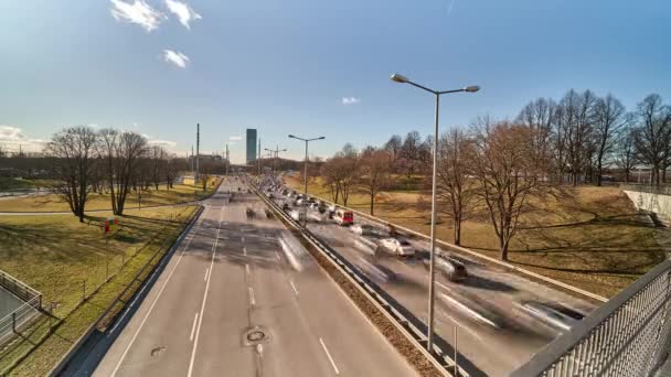 Zwaar verkeer op München straat in het gebied van het Olympisch Park — Stockvideo