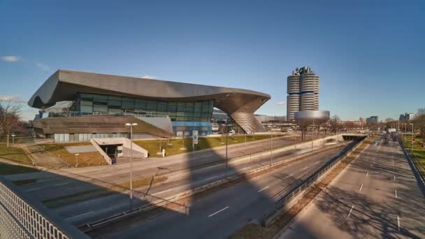 Zwaar verkeer op München straat in het gebied van het Olympisch Park — Stockvideo