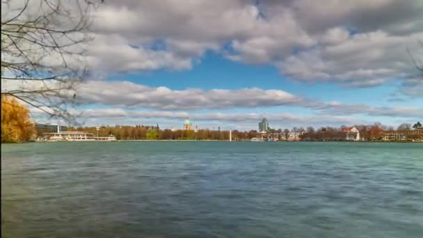 Szép sziluett esti Hannover és hatalmas mesterséges lake Maschsee. Németország. 4 k idő telik el. — Stock videók