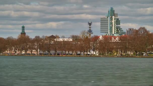 Mooie silhouet van Hannover en enorme kunstmatige lake Maschsee avond. Duitsland. 4 k time-lapse. — Stockvideo