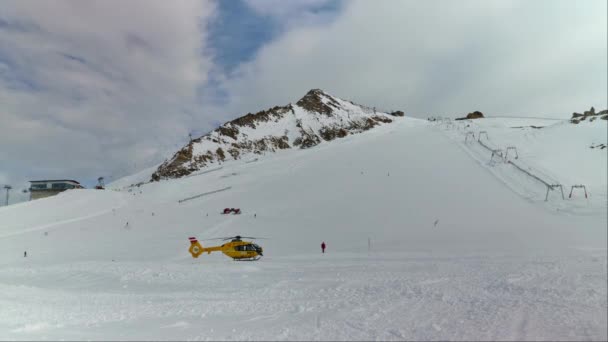 Hintertux Glacier, tirol, Austria - 2020 년 2 월 17 일 - 구조 헬리콥터 작동. 손상된 스키를 타는 사람들의 대피. 속도 저하. — 비디오