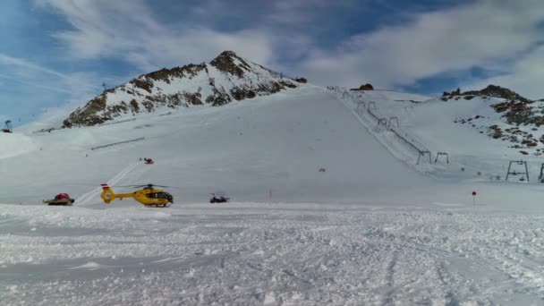 Ледник Hintertux, Тироль, Австрия - 17 февраля 2020 года - спасательный вертолет в действии. Эвакуация поврежденных лыжников. Временной интервал . — стоковое видео