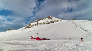 Hintertux buzulu, Tirol, Avusturya - 17 Şubat 2020 - kurtarma helikopteri görev başında. Hasarlı kayakçıların tahliyesi. Zaman aşımı.