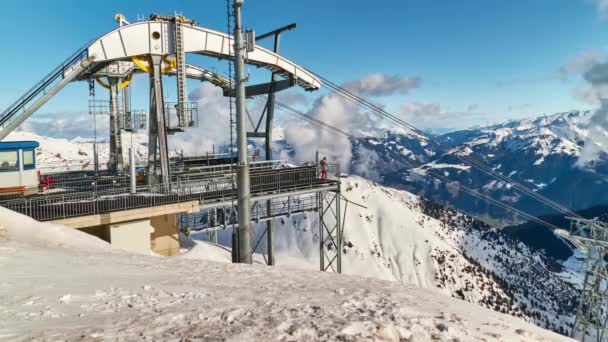 Mayrhofen, Τιρόλο, Αυστρία - 17 Φεβρουαρίου 2020 - Το 150er Tux είναι ένα τελεφερίκ μήκους σχεδόν δύο χιλιομέτρων στις Άλπεις Tux, το οποίο βρίσκεται στην περιοχή σκι Zillertal 3000. Τιμελίπε. 4K. — Αρχείο Βίντεο