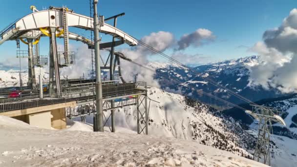 Mayrhofen, Tirol, Austria - 17 lutego 2020 - 150er Tux to prawie dwukilometrowa kolejka linowa w Alpach Tuksowskich, położona na terenie narciarskim Zillertal 3000. Czas ucieka. 4K. — Wideo stockowe