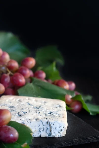 Blue cheese with grape background — Stock Photo, Image