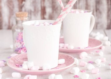 Marşmelovlu sıcak çikolata