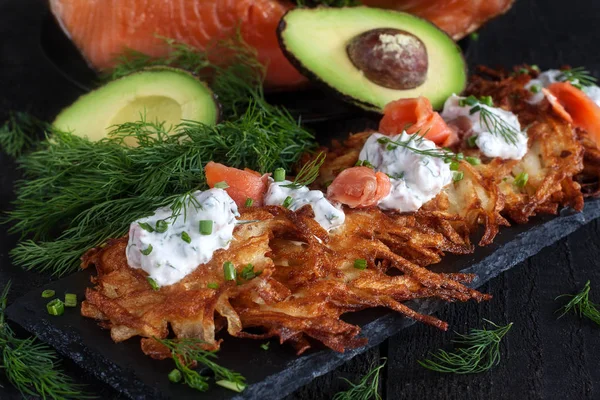 Latkes au fromage à la crème et saumon — Photo