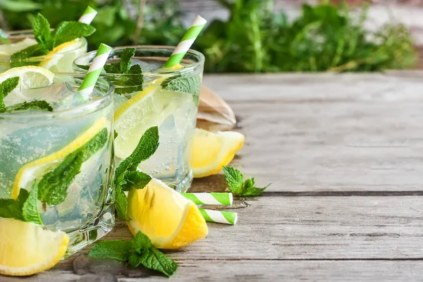 Охолоджений фон лимонаду з м'ятою — стокове фото