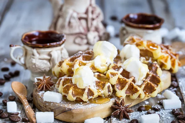 Waffers with ice cream and honey — Stock Photo, Image