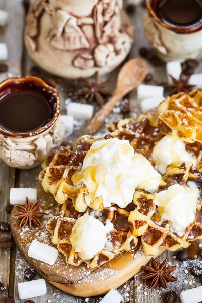 Waffers with ice cream and honey — Stock Photo, Image