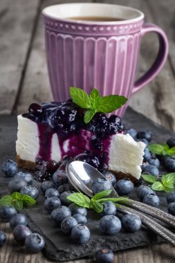 bir yaban mersinli cheesecake 