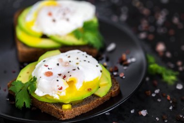 Avokado ve haşlanmış yumurta tost