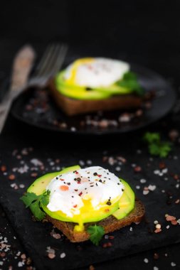 Avokado ve haşlanmış yumurta tost