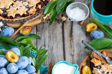 Erik pasta cinamon ve badem arka plan ile