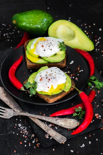 Tostadas con aguacate y huevos escalfados —  Fotos de Stock