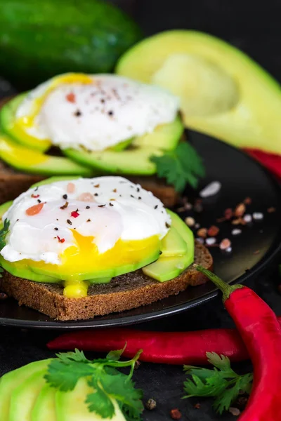 Tostadas con aguacate y huevos escalfados — Foto de Stock