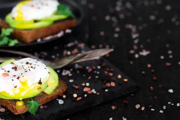 Toasts à l'avocat et oeufs pochés fond — Photo