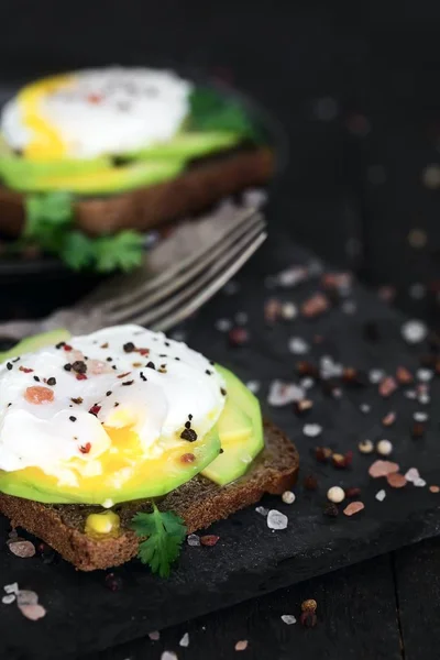 Toasts à l'avocat et oeufs pochés fond — Photo