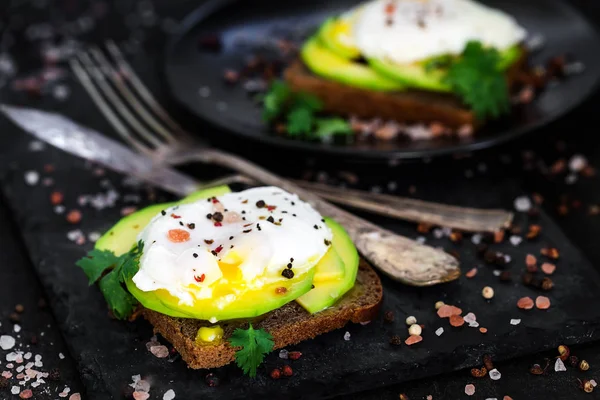 Avokado ve haşlanmış yumurta tost