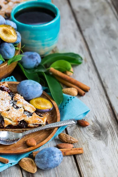 Plum pie with cinamon and almonds background — Stock Photo, Image